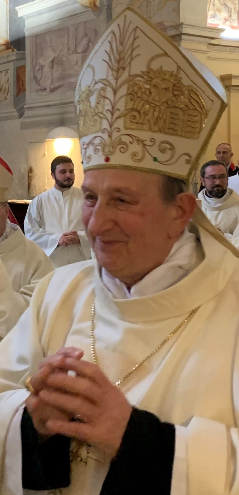 L’abate dom Giustino Farnedi nella sacrestia della cattedrale di Perugia mentre ci accinge a celebrare la s. messa, maggio 2019