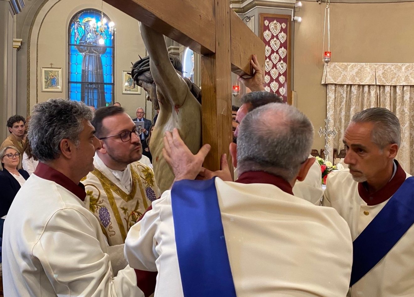 Ai piedi della Croce