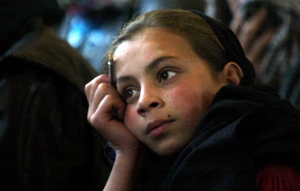 20010125 - KABUL . Alcune studentesse afghane della scuola " Zarhoona " , durante la lezione d'inglese ,  prima  della visita del segretario generale dell'ONU  . ALESSANDRO BIANCHI / ANSA