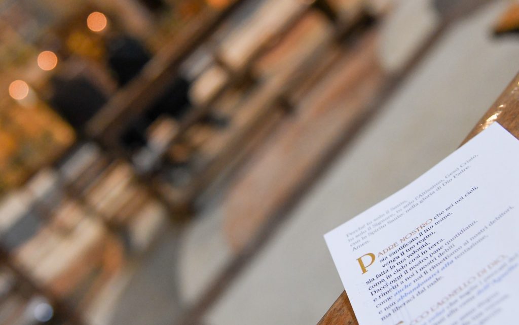 Roma, 22 novembre 2020: chiesa del Gesù - preghiera Padre Nostro - foto Marco Calvarese