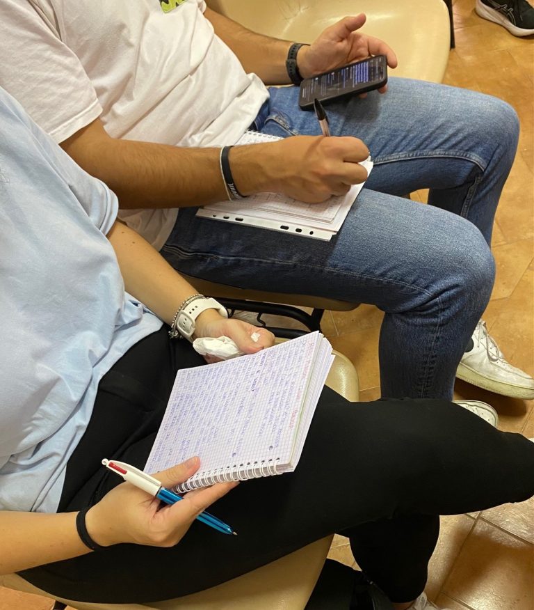 Ritiro Missione Giovani ad Assisi, incontro iniziale di formazione, due ragazzi mentre prendono appunti 27 settembre 1