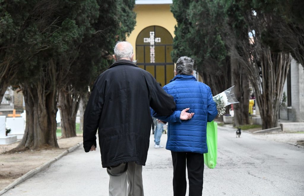 Teramo, 31 ottobre 2021: moglie e marito anziani in visita alle tombe del cimitero - foto SIR/Marco Calvarese