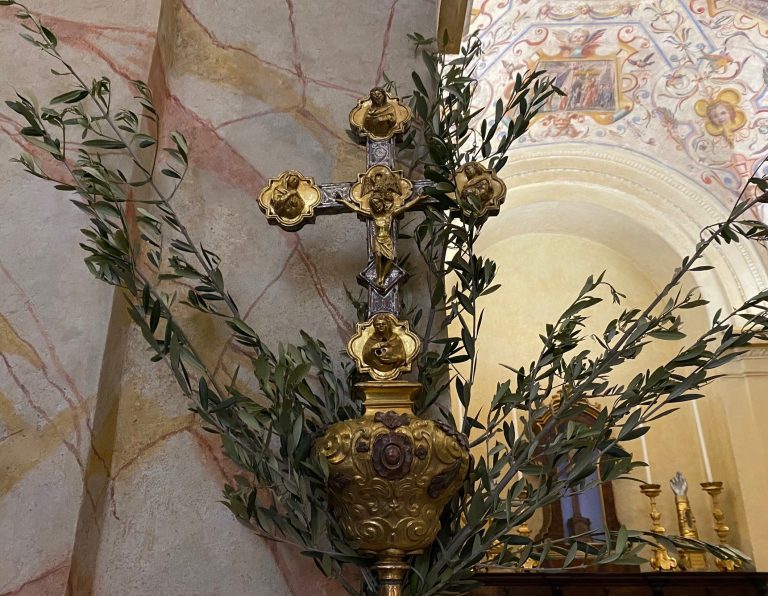 Celebrazione della domenica delle Palme 2025 a Perugia centro in Cattedrale, croce processionale del secolo XV f17