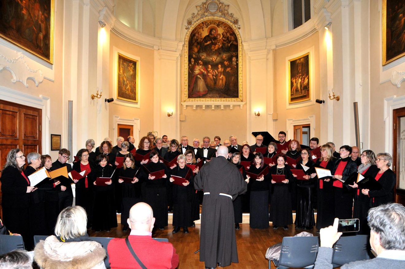 L’omaggio dei cori a Maria