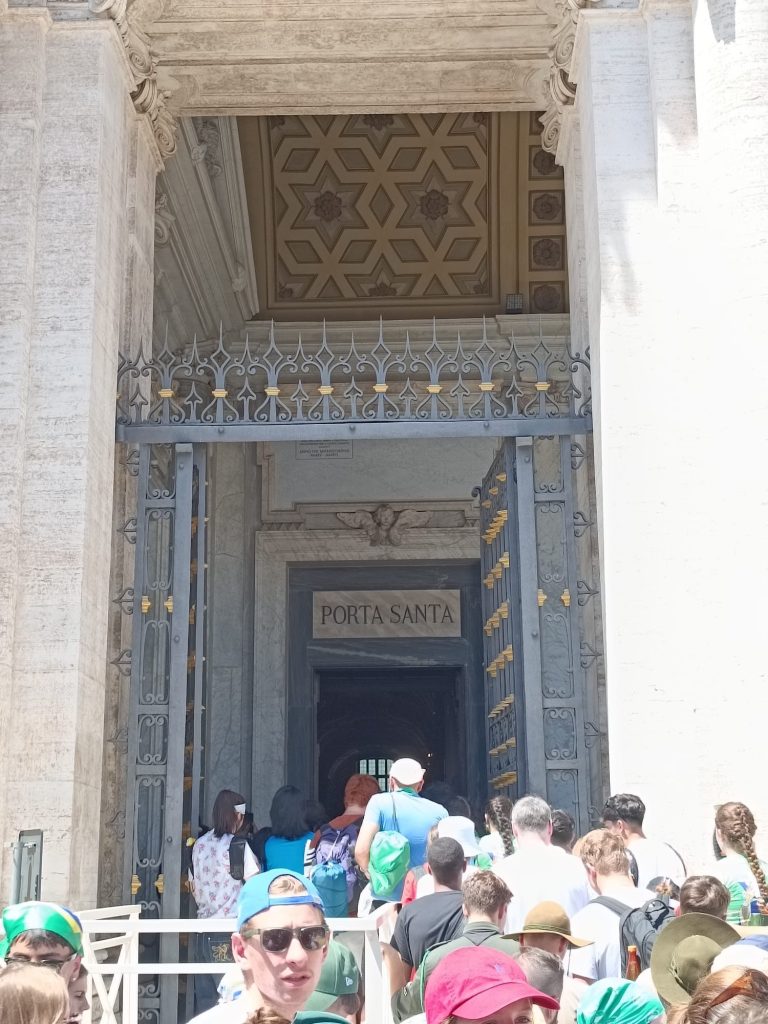 Giovani pellegrini umbri con loro sacerdoti e arcivescovo da Civita Castellana a Roma per il Giubileo 2025 f24