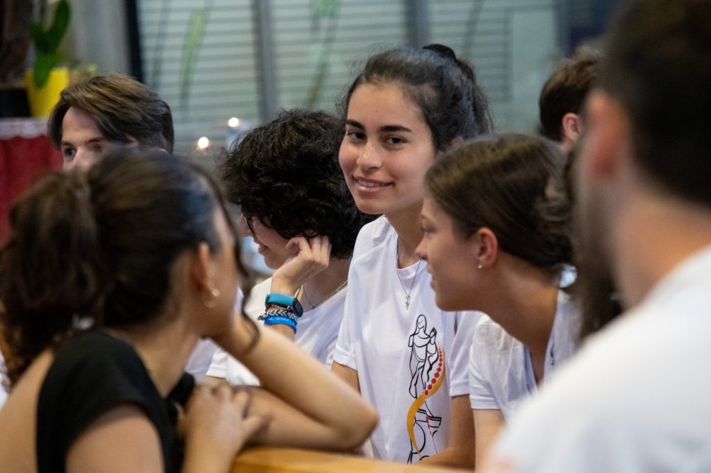 Roma, 31 luglio 2025: Giubileo dei giovani, catechesi "La famiglia educa a varcare la soglia dell'intimità" nella chiesa di San Gregorio VII con mons. Antonio Napolioni - (Foto Calvarese/SIR)