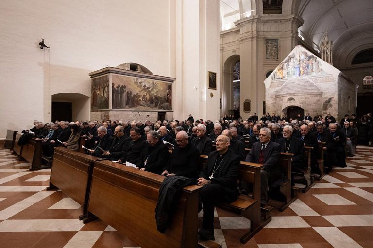 Preghiera dei Vespri dei vescovi italiani, basilica di Santa Maria degli Angeli, foto SIR Assisi, 18 novembre 2025.
Preghiera dei Vespri per la Pace guidata da mons. Ivan Maffeis