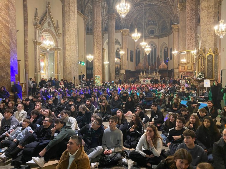 Veglia di Avvento giovani con il vescovo Ivan in cattedrale 2025 f11