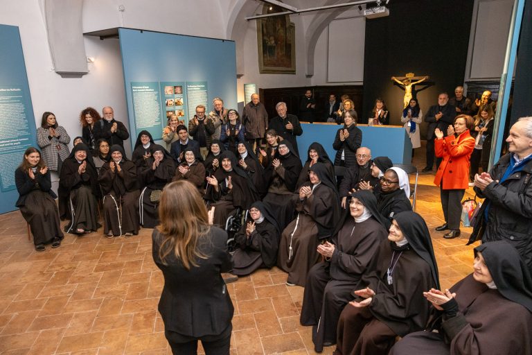 Visita delle Clarisse alla mostra