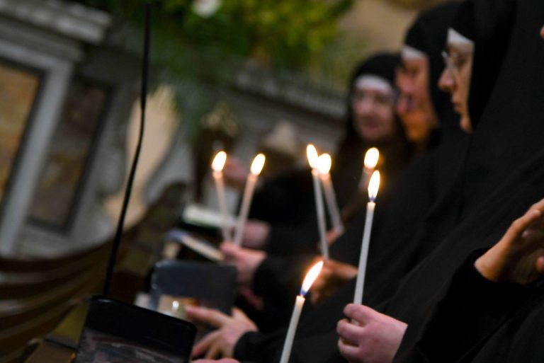 Roma, 3 aprile 2021: don  MIchele Gianola presiede la Veglia di Pasqua nella Basilica dei Santissimi quattro coronati - foto SIR/Marco Calvarese