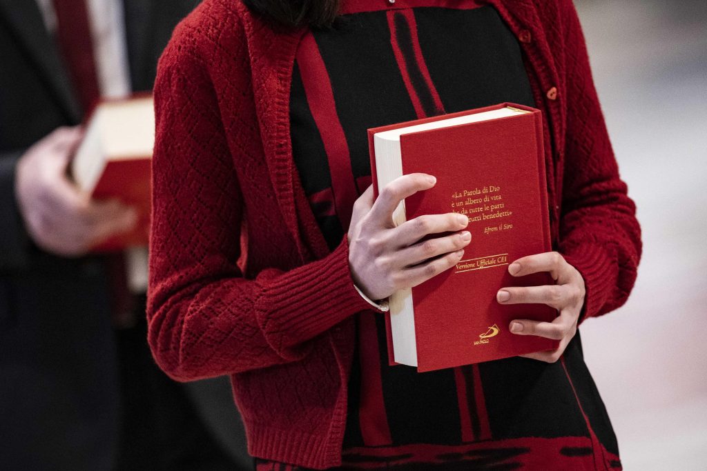 Roma 23–1-2022
Papa Francesco, celebra la Santa Messa nella Basilica Vaticana di San Pietro, nella Domenica della Parola di Dio.
Durante la Messa il Papa dona il Vangelo e la Croce, ai lettori e ai catechisti, per l’introduzione del nuovo Ministero.