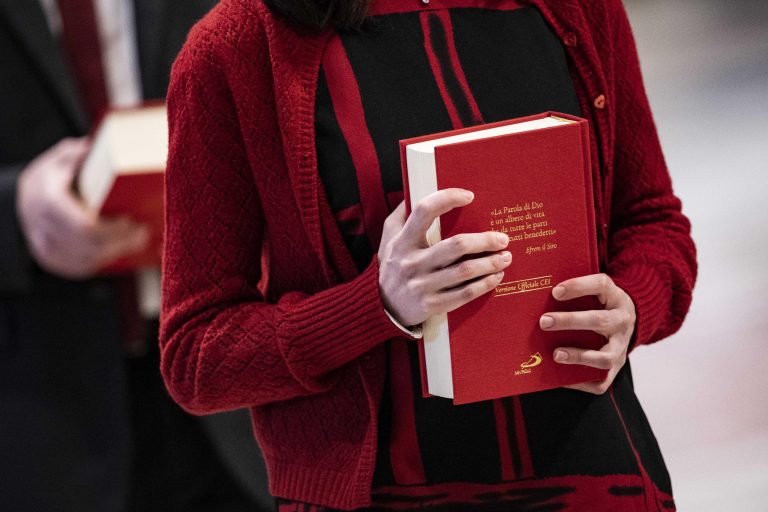 Roma 23–1-2022
Papa Francesco, celebra la Santa Messa nella Basilica Vaticana di San Pietro, nella Domenica della Parola di Dio.
Durante la Messa il Papa dona il Vangelo e la Croce, ai lettori e ai catechisti, per l’introduzione del nuovo Ministero.
