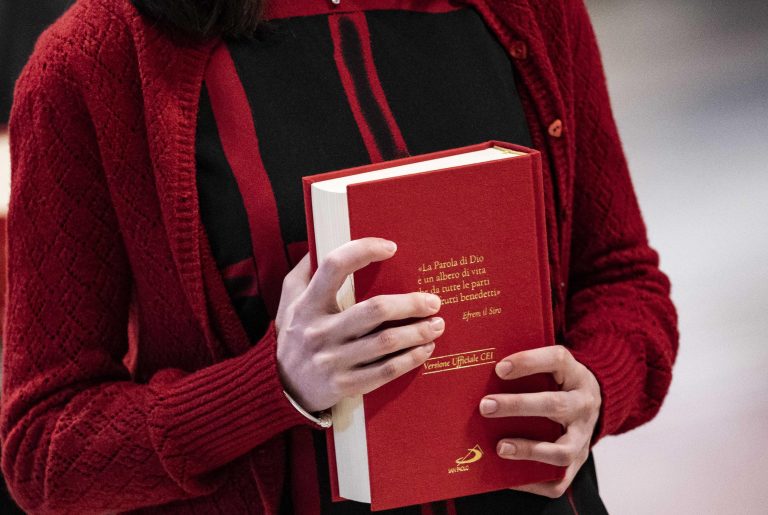 Roma 23–1-2022
Papa Francesco, celebra la Santa Messa nella Basilica Vaticana di San Pietro, nella Domenica della Parola di Dio.
Durante la Messa il Papa dona il Vangelo e la Croce, ai lettori e ai catechisti, per l’introduzione del nuovo Ministero.