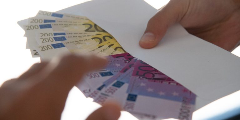 Roma, 21 luglio 2022: usura, soldi, euro, bbustarella, estorsione - foto SIR/Marco Calvarese