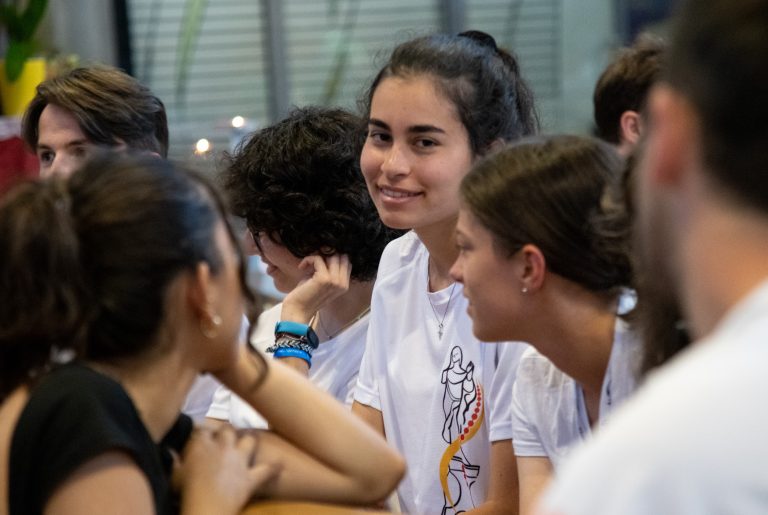 Roma, 31 luglio 2025: Giubileo dei giovani, catechesi "La famiglia educa a varcare la soglia dell'intimità" nella chiesa di San Gregorio VII con mons. Antonio Napolioni - (Foto Calvarese/SIR)