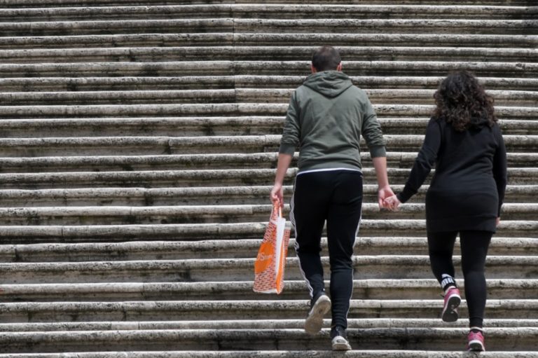 Roma, 6 maggio 2020: persone con mascherina coronavirus Covid-19 al lavoro per strada - foto SIR/Marco Calvarese