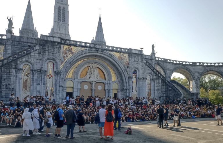 Giovani perugini a Lourdes, pellegrini verso Compostela f1